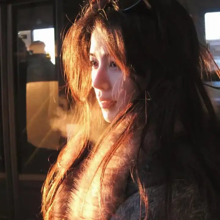踉跄的女孩